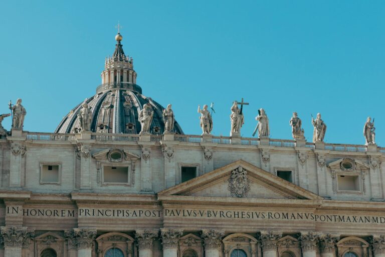 Was verdient der Papst tatsächlich? Gehalt & Einkommen