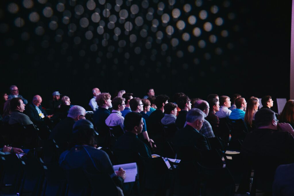 Teilnehmer bei einer Konferenz – zeigt ein Publikum im Konferenzsaal