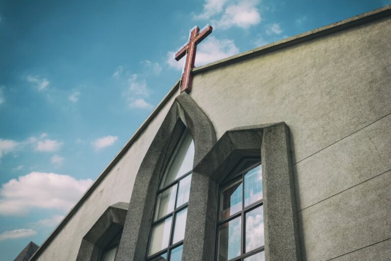 Was verdient ein Kardinal? Gehalt, Unterschiede und Rolle im Vergleich zum Papst